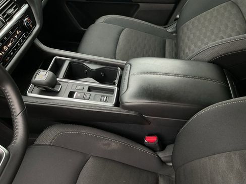 Used 2025 Nissan Pathfinder SV FWD image 34