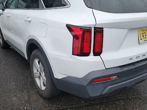 Used 2022 Kia Sorento LX FWD image 3