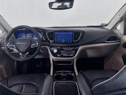 Used 2023 Chrysler Pacifica Limited FWD image 3
