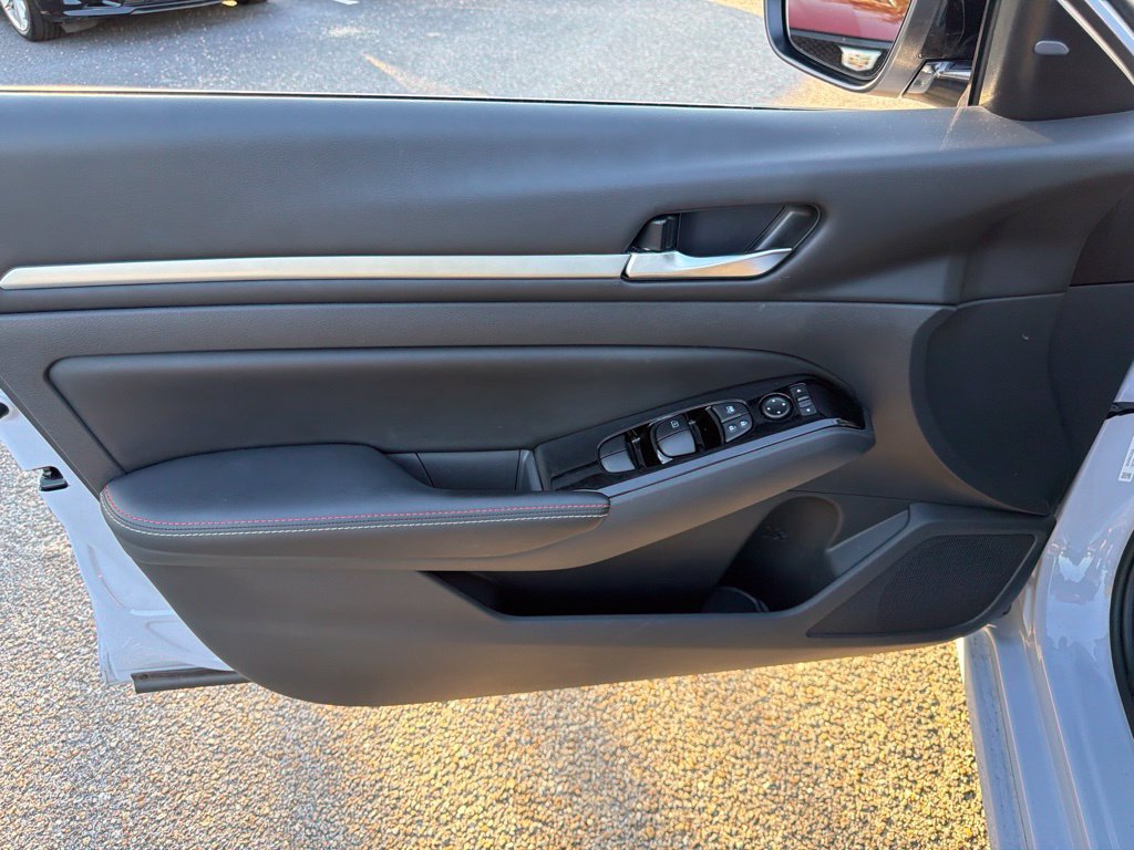Used 2024 Nissan Altima 2.5 SR w/ SR Premium Package FWD image 18