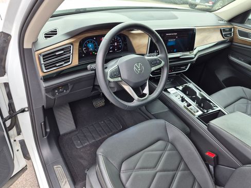 Used 2024 Volkswagen Atlas SE w/ Panoramic Sunroof Package AWD/4WD image 17