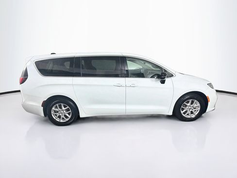 Used 2024 Chrysler Pacifica Touring-L FWD image 10