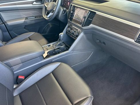 Used 2023 Volkswagen Atlas SE w/ Black Wheel Package FWD image 17