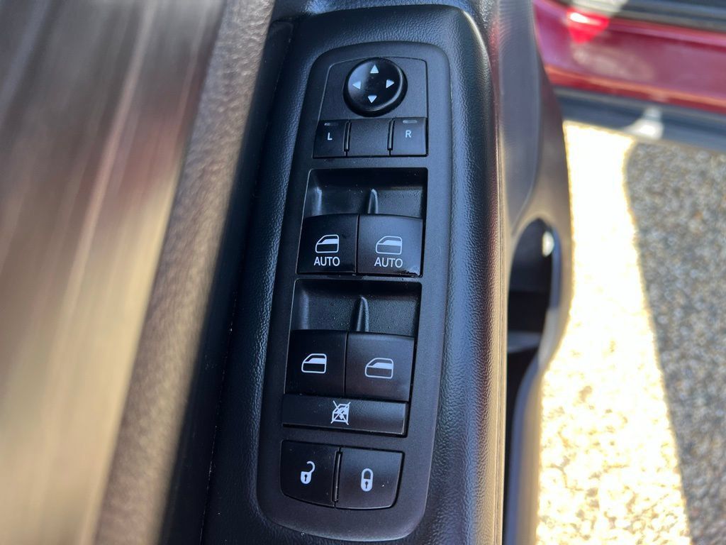 Used 2021 Jeep Grand Cherokee Laredo AWD/4WD image 23