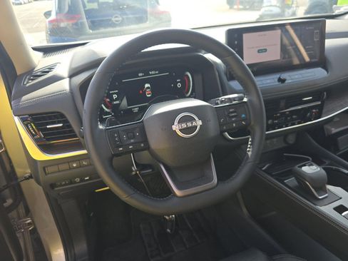 Used 2025 Nissan Rogue Platinum w/ Tech Package image 5