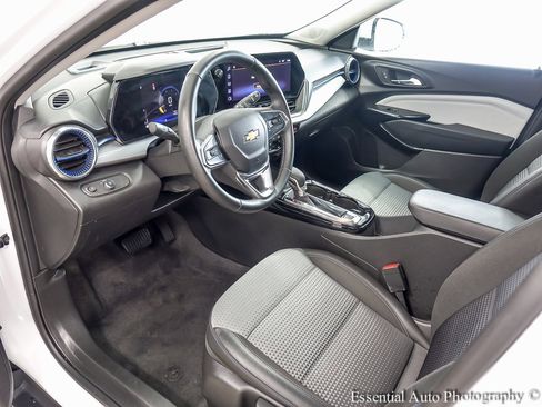 Used 2025 Chevrolet Trax LT w/ LT Convenience Package image 10