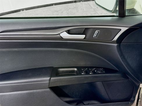 Used 2018 Ford Fusion SE w/ Equipment Group 201A image 11