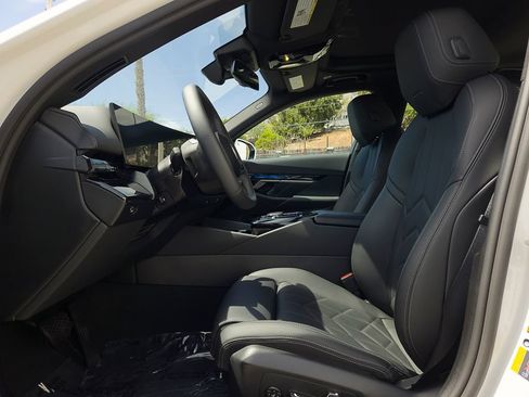 Used 2026 BMW i5 eDrive40 w/ Premium Package RWD image 8