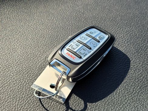 Used 2021 Chrysler Pacifica Touring w/ S Appearance Package FWD image 11