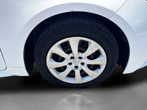 Used 2025 Toyota Corolla LE FWD image 30
