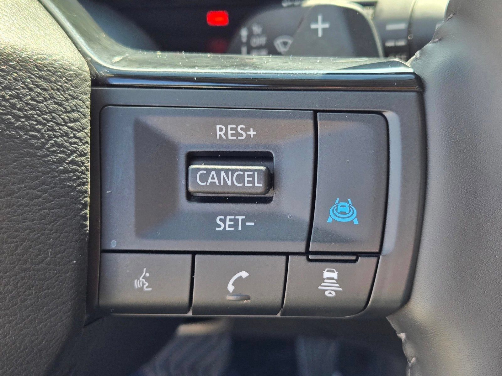 Used 2025 Nissan Rogue SL AWD/4WD image 18