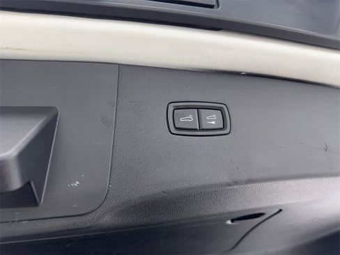 Used 2020 Porsche Cayenne w/ Premium Package image 81