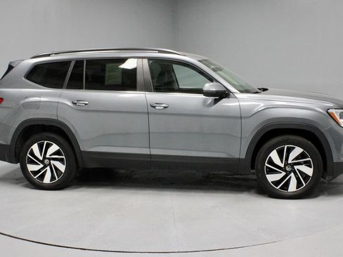 Used 2025 Volkswagen Atlas SE AWD/4WD image 12