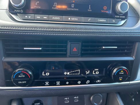 Used 2024 Nissan Rogue SV image 39