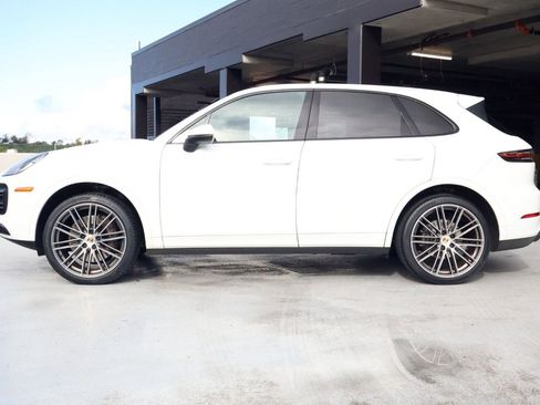 Certified 2023 Porsche Cayenne Platinum Edition image 2