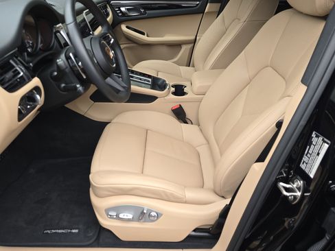 Certified 2025 Porsche Macan image 5