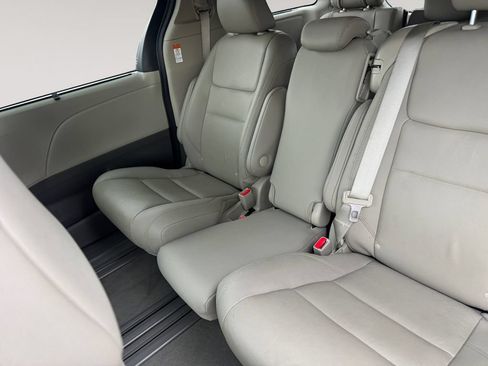 Used 2020 Toyota Sienna XLE FWD image 13