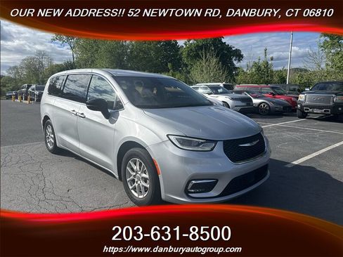 Used 2024 Chrysler Pacifica Touring-L FWD image 6