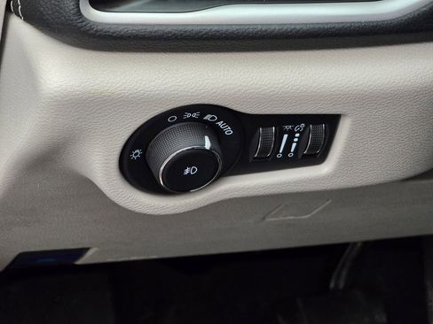 Used 2022 Chrysler Pacifica Touring-L image 36