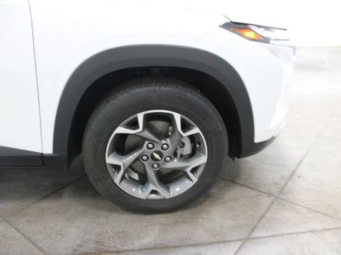 Used 2025 Chevrolet Trax LT FWD image 36