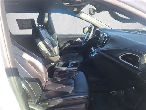 Used 2024 Chrysler Pacifica Limited image 20