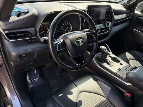 Used 2021 Toyota Highlander XSE FWD image 9