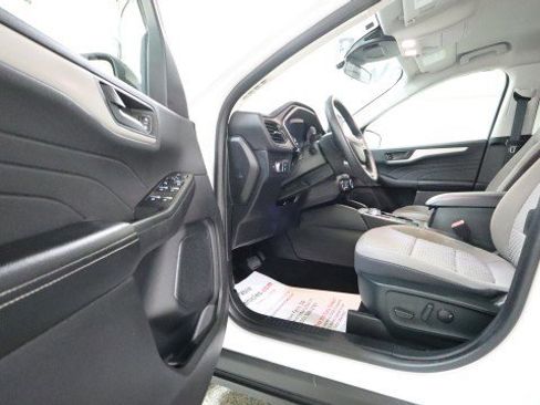 Used 2022 Ford Escape SE w/ SE Sport Appearance Package image 9