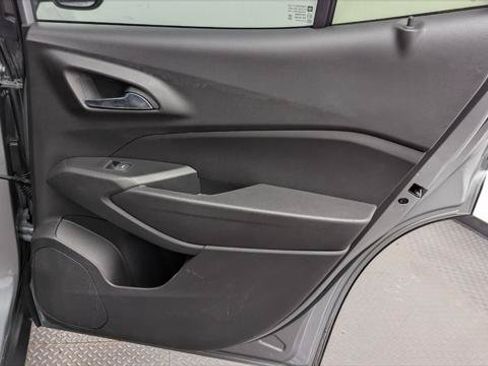 Used 2025 Chevrolet Trax LT FWD image 19