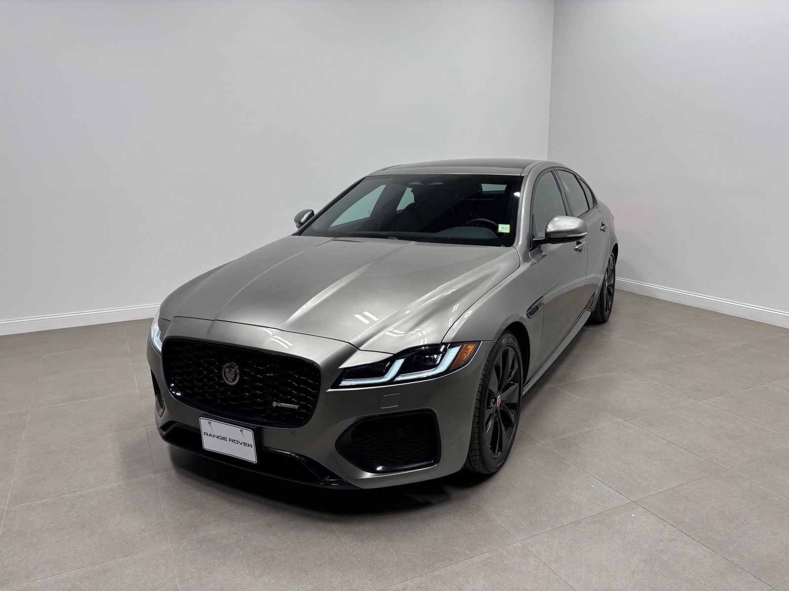 Used 2023 Jaguar XF R-Dynamic SE AWD/4WD image 2