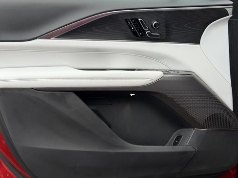 Used 2025 Cadillac Lyriq Luxury image 24