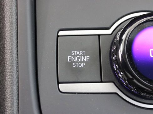 Used 2025 Volkswagen Tiguan SE image 12