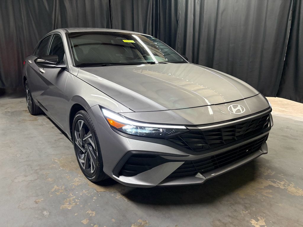 Used 2025 Hyundai Elantra SEL FWD image 3