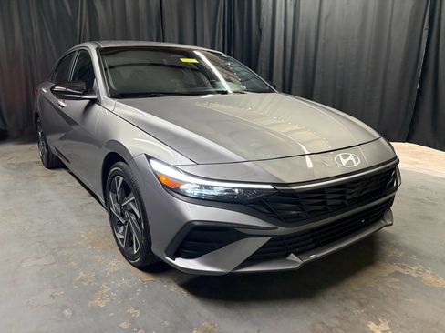 Used 2025 Hyundai Elantra SEL FWD image 3