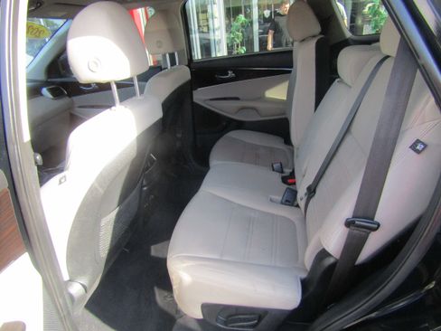 Used 2020 Kia Sorento LX AWD/4WD image 15