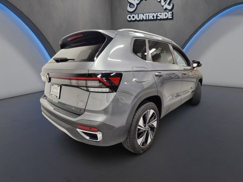 Used 2025 Volkswagen Taos SE AWD/4WD image 11