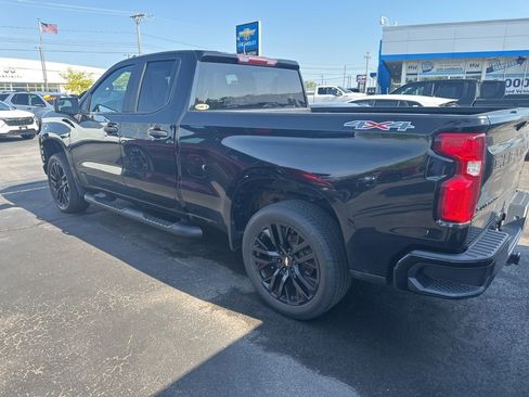 Used 2020 Chevrolet Silverado 1500 Custom w/ Custom Value Package AWD/4WD image 3