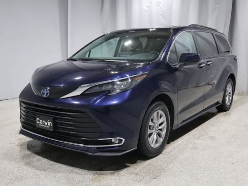 Used 2024 Toyota Sienna XLE image 7
