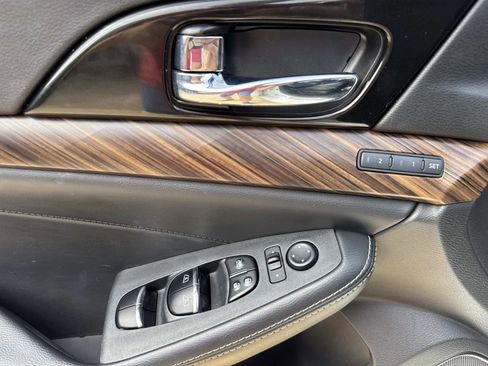 Used 2017 Nissan Maxima Platinum FWD image 21