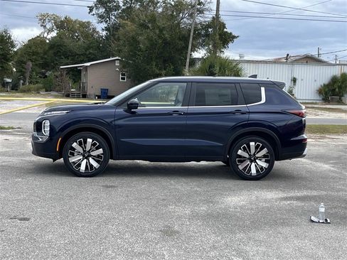 New 2026 Mitsubishi Outlander SE image 2