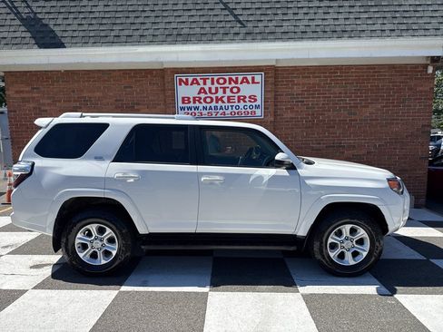 Used 2018 Toyota 4Runner SR5 AWD/4WD image 2