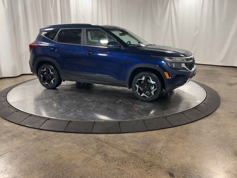 Certified 2025 Kia Seltos EX w/ EX Sunroof Package image 2