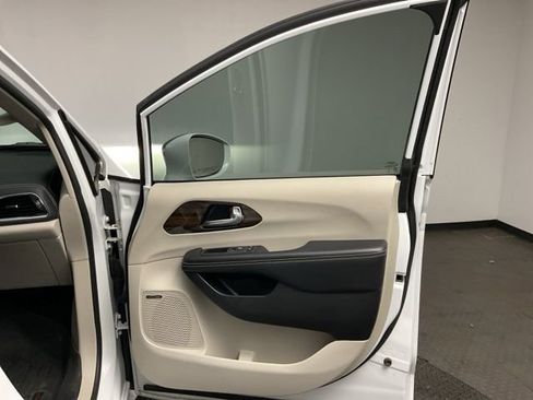 Used 2022 Chrysler Pacifica Limited image 26