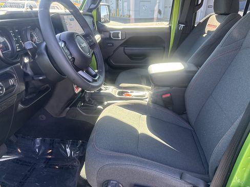 Certified 2025 Jeep Gladiator Rubicon w/ Convenience Group image 16