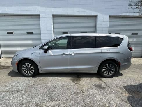 Used 2023 Chrysler Pacifica Touring-L FWD image 6
