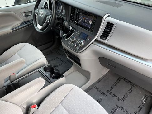 Used 2020 Toyota Sienna LE image 18