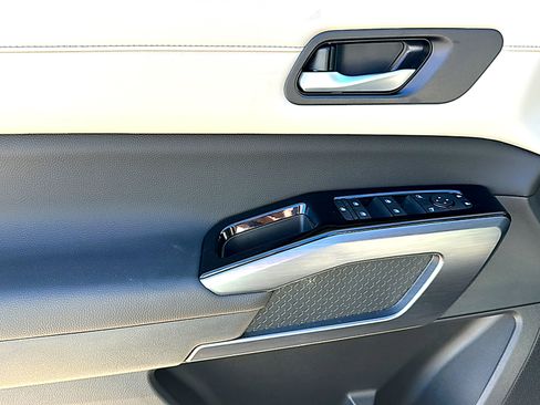 New 2026 Nissan Pathfinder SL image 13