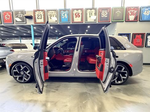 Used 2025 Rolls-Royce Cullinan Black Badge AWD/4WD image 1