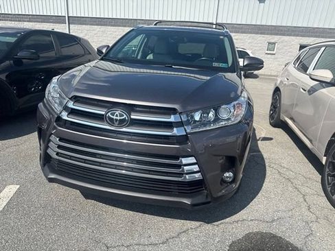 Used 2018 Toyota Highlander Limited AWD/4WD image 3