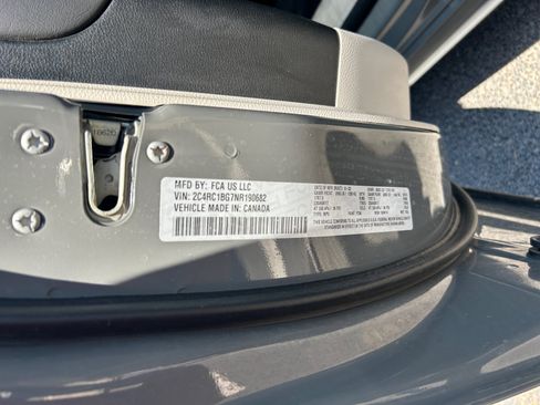 Used 2022 Chrysler Pacifica Touring-L FWD image 25