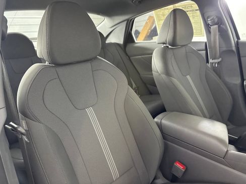 Used 2025 Hyundai Elantra SE FWD image 29